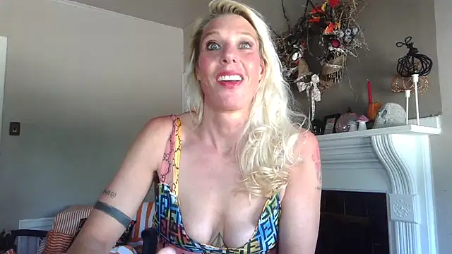 Snapshot of Glamazonx chatting on 10-05-25, 04:42 Glamazonx online show from 10-05-25, 04:42