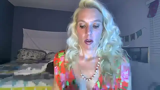 Snapshot of Glamazonx chatting on 01-22-25, 01:10 Glamazonx online show from 01-22-25, 01:10