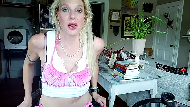 Snapshot of Glamazonx chatting on 05-26-26, 04:05 Glamazonx online show from 05-26-26, 04:05