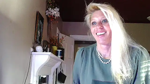 Snapshot of Glamazonx chatting on 09-23-25, 02:02 Glamazonx online show from 09-23-25, 02:02
