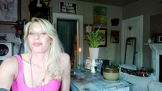 Snapshot of Glamazonx chatting on 05-19-26, 01:43 Glamazonx online show from 05-19-26, 01:43