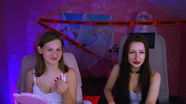 Snapshot of EllaHorton chatting on 10-18-25, 12:29 EllaHorton online show from 10-18-25, 12:29