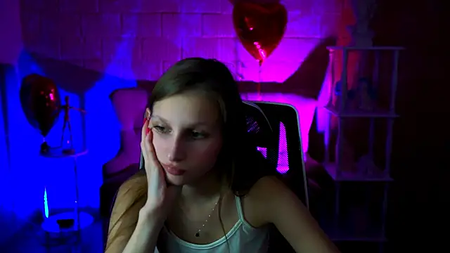 Snapshot of EllaHorton chatting on 03-05-25, 12:33 EllaHorton online show from 03-05-25, 12:33