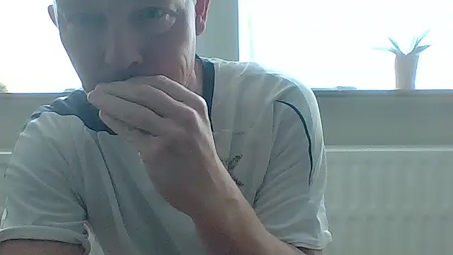 Snapshot of bertolini chatting on 05-22-26, 08:23 bertolini online show from 05-22-26, 08:23