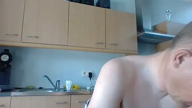 Snapshot of bertolini chatting on 05-25-26, 01:21 bertolini online show from 05-25-26, 01:21