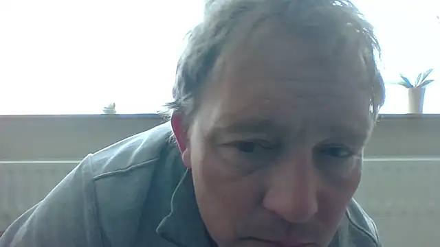 Snapshot of bertolini chatting on 04-28-26, 01:04 bertolini online show from 04-28-26, 01:04