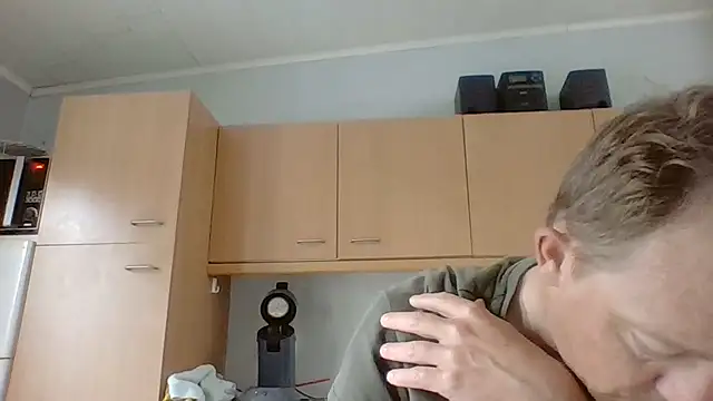 Snapshot of bertolini chatting on 06-08-26, 01:22 bertolini online show from 06-08-26, 01:22