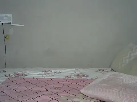 Snapshot of Cariepink chatting on 05-28-26, 06:47 Cariepink online show from 05-28-26, 06:47