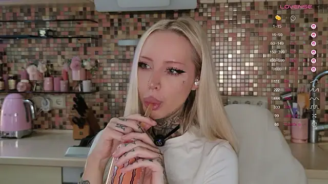 Snapshot of 2badforyou chatting on 05-18-26, 11:04 2badforyou online show from 05-18-26, 11:04