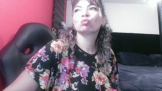 Snapshot of charlotedoll chatting on 10-15-25, 05:17 charlotedoll online show from 10-15-25, 05:17