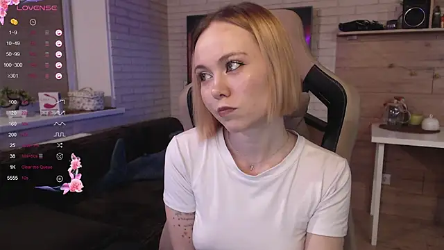 Snapshot of lucy_mirror chatting on 09-13-25, 09:15 lucy mirror online show from 09-13-25, 09:15