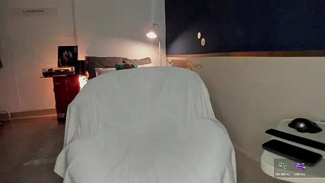 Snapshot of Curlblue chatting on 04-22-26, 01:12 Curlblue online show from 04-22-26, 01:12