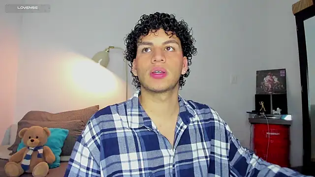Snapshot of Curlblue chatting on 10-16-25, 03:26 Curlblue online show from 10-16-25, 03:26