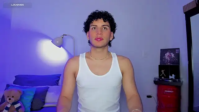 Snapshot of Curlblue chatting on 10-15-25, 05:28 Curlblue online show from 10-15-25, 05:28