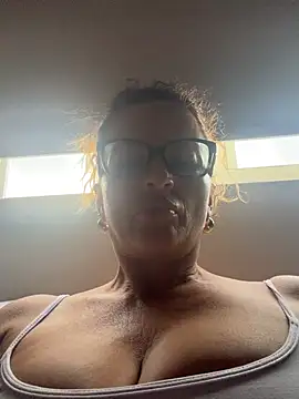 Snapshot of CioniWeiss chatting on 02-12-26, 09:14 CioniWeiss online show from 02-12-26, 09:14