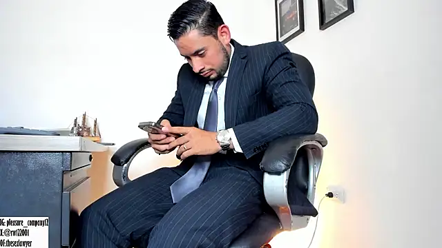 Snapshot of thesexlawyer1 chatting on 02-15-25, 10:00 thesexlawyer1 online show from 02-15-25, 10:00