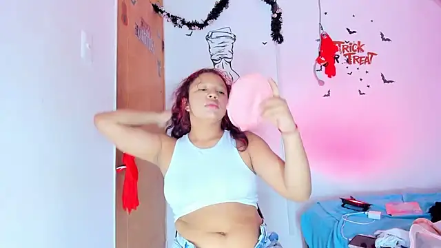 Snapshot of Emily_Coper18 chatting on 10-12-25, 01:23 Emily Coper18 online show from 10-12-25, 01:23