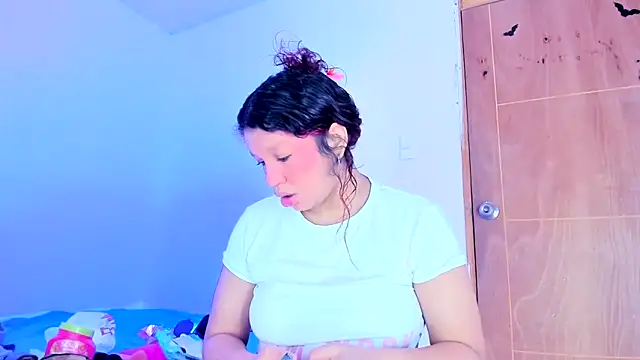 Snapshot of Emily_Coper18 chatting on 06-02-26, 01:44 Emily Coper18 online show from 06-02-26, 01:44