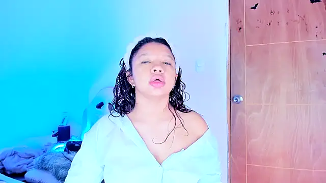 Snapshot of Emily_Coper18 chatting on 05-17-26, 02:17 Emily Coper18 online show from 05-17-26, 02:17