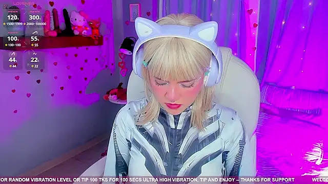 Snapshot of Tiny__Emmy chatting on 02-17-25, 10:27 Tiny Emmy online show from 02-17-25, 10:27