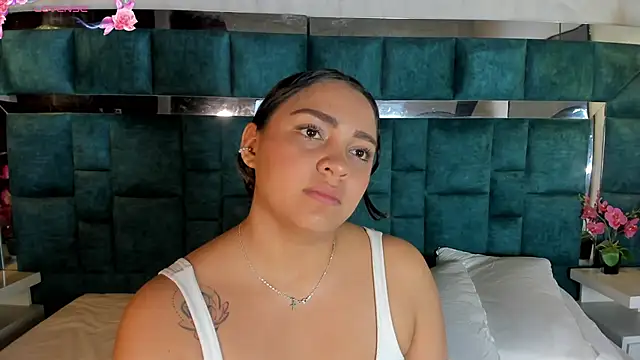Snapshot of Abril_Gomez06 chatting on 04-28-26, 02:27 Abril Gomez06 online show from 04-28-26, 02:27