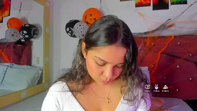 Snapshot of Abril_Gomez06 chatting on 10-29-25, 03:49 Abril Gomez06 online show from 10-29-25, 03:49