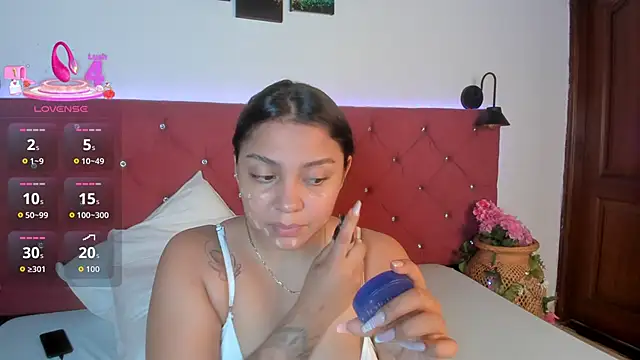 Snapshot of Abril_Gomez06 chatting on 02-24-26, 07:37 Abril Gomez06 online show from 02-24-26, 07:37