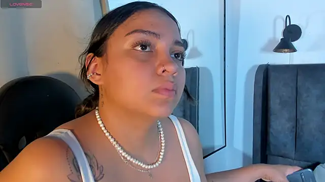 Snapshot of Abril_Gomez06 chatting on 05-15-26, 05:22 Abril Gomez06 online show from 05-15-26, 05:22