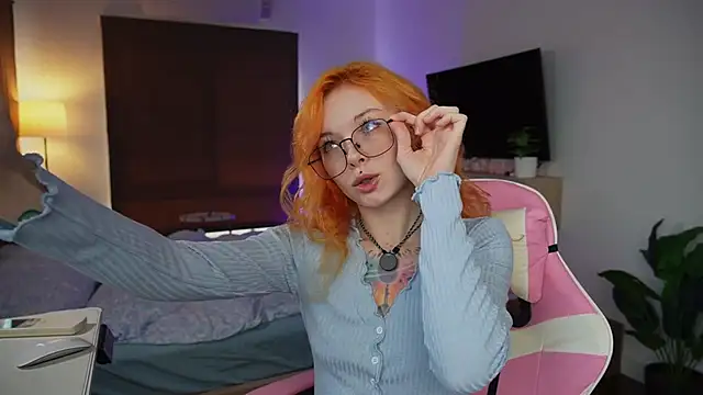 Snapshot of juicyshow_ chatting on 09-13-25, 02:44 juicyshow online show from 09-13-25, 02:44