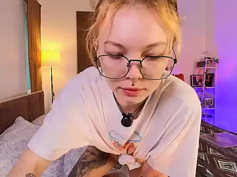 Snapshot of juicyshow_ chatting on 10-10-25, 12:22 juicyshow online show from 10-10-25, 12:22