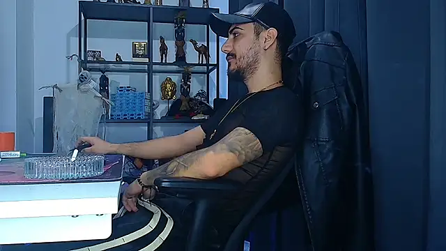 Snapshot of AndrewBanner chatting on 02-19-25, 05:38 AndrewBanner online show from 02-19-25, 05:38
