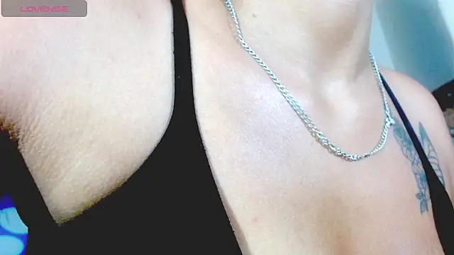 Snapshot of Eva_Hoot chatting on 04-29-26, 08:15 Eva Hoot online show from 04-29-26, 08:15