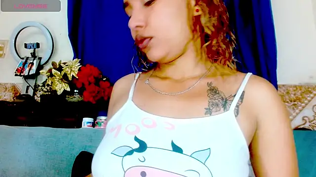 Snapshot of Eva_Hoot chatting on 05-20-26, 01:30 Eva Hoot online show from 05-20-26, 01:30