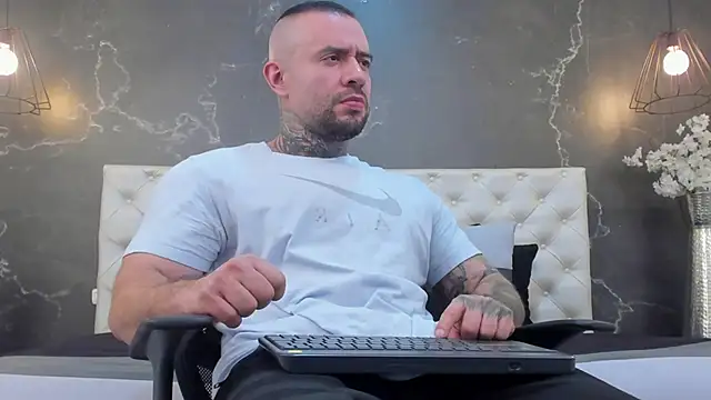 BruceDallas online show from 02-05-25, 01:37