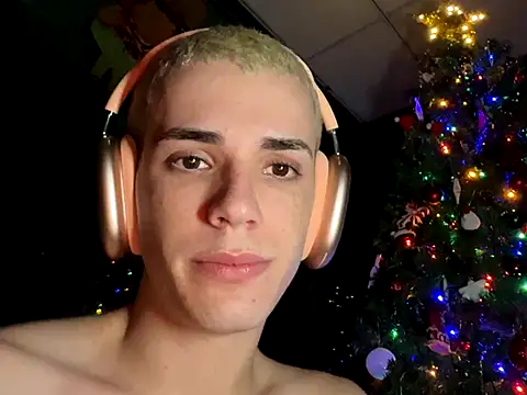 Snapshot of Cristian_Delgado chatting on 12-04-25, 05:39 Cristian Delgado online show from 12-04-25, 05:39