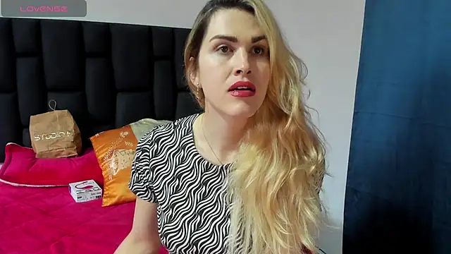 Snapshot of Aurora_doll23 chatting on 03-19-25, 02:35 Aurora doll23 online show from 03-19-25, 02:35