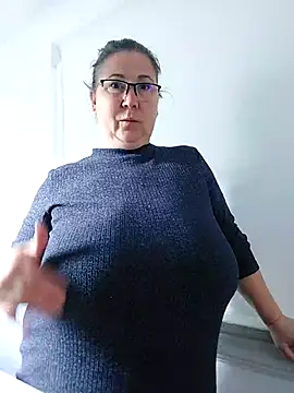 Snapshot of EmmaSquirt chatting on 03-19-25, 03:40 EmmaSquirt online show from 03-19-25, 03:40