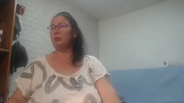 Snapshot of EmmaSquirt chatting on 12-14-25, 09:31 EmmaSquirt online show from 12-14-25, 09:31