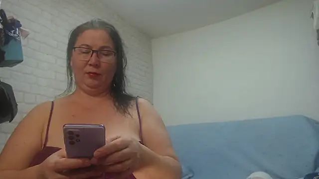 Snapshot of EmmaSquirt chatting on 12-17-25, 10:04 EmmaSquirt online show from 12-17-25, 10:04