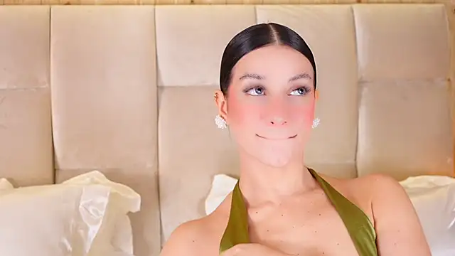 KiraKayleigh1 online show from 12-18-25, 01:00