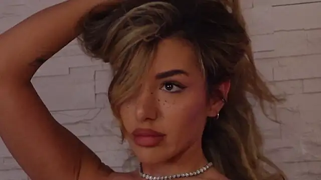 Snapshot of ClaraHazel chatting on 02-10-26, 04:33 ClaraHazel online show from 02-10-26, 04:33