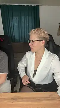 Snapshot of MrMrsRight chatting on 09-26-25, 08:54 MrMrsRight online show from 09-26-25, 08:54