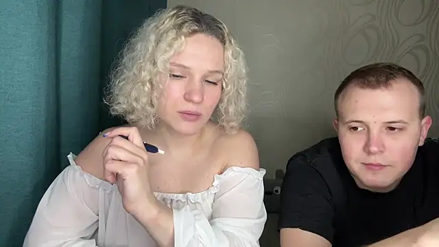 Snapshot of MrMrsRight chatting on 02-14-25, 07:23 MrMrsRight online show from 02-14-25, 07:23