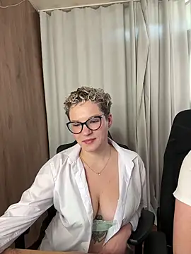 Snapshot of MrMrsRight chatting on 09-18-25, 08:06 MrMrsRight online show from 09-18-25, 08:06