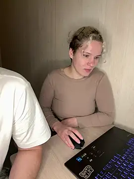 Snapshot of MrMrsRight chatting on 02-04-25, 10:55 MrMrsRight online show from 02-04-25, 10:55