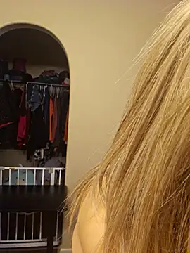 Snapshot of ellieconradxo chatting on 02-07-25, 04:06 ellieconradxo online show from 02-07-25, 04:06