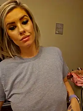 Snapshot of ellieconradxo chatting on 02-28-25, 03:59 ellieconradxo online show from 02-28-25, 03:59