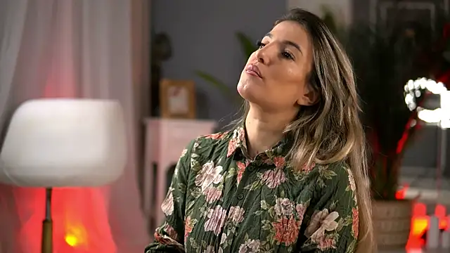 KellyMathews online show from 11-25-25, 03:18