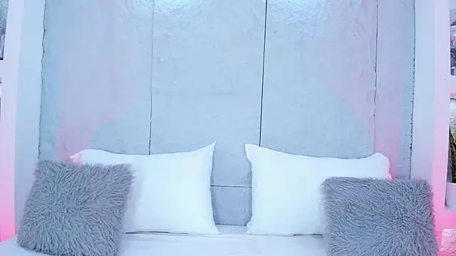 MiaCollson online show from 12-15-25, 05:19