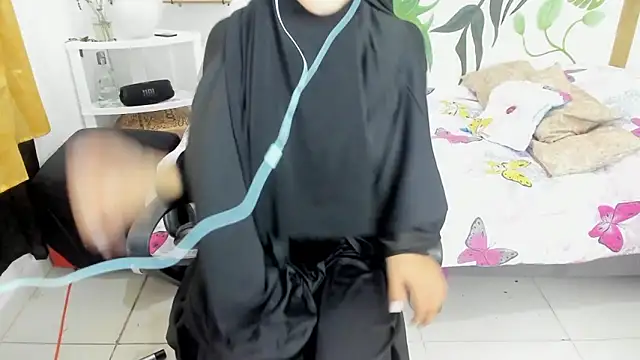 chaymae nah  online show from 10-19-25, 08:44